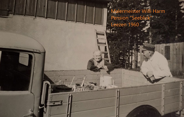 Mann und Frau auf einem Lastwagen bei einer Pension 1960.