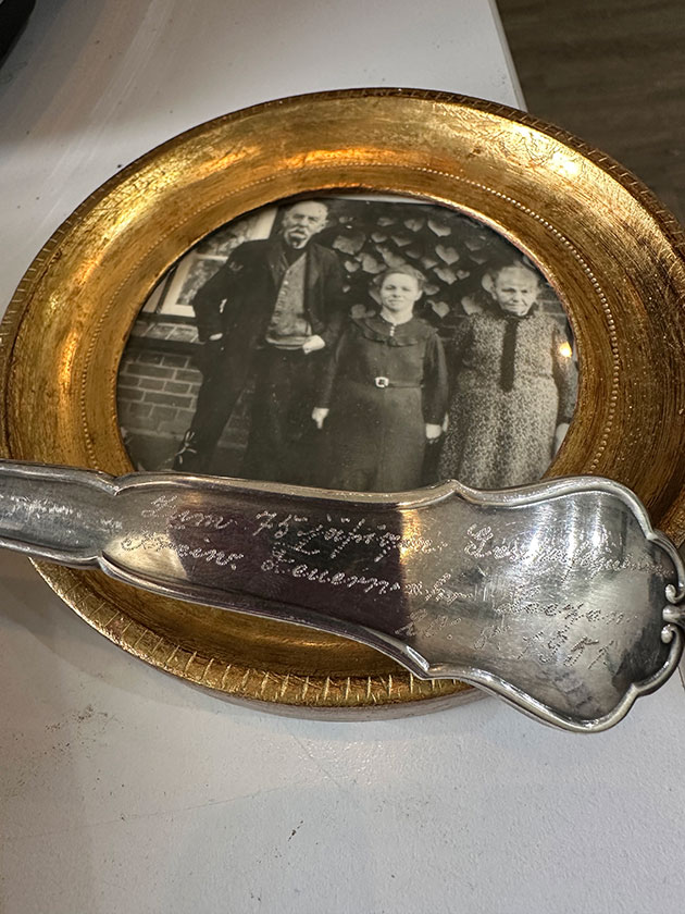 Altes Foto von drei Personen im goldenen Tellerrahmen