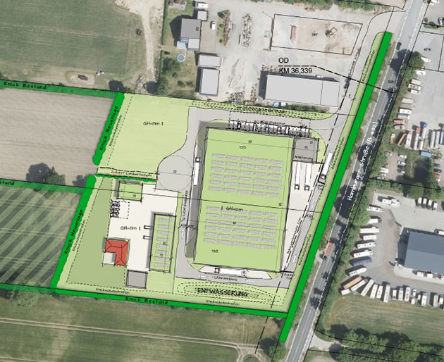 Luftbild einer geplanten Industrieanlage mit Feldern und Straßen.