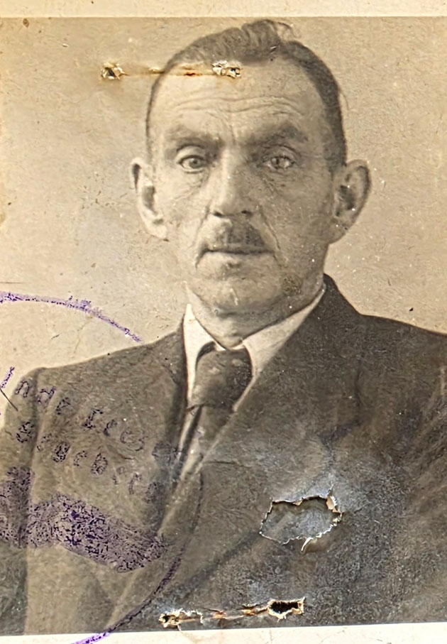 Altes Schwarz-Weiß-Foto eines Mannes im Anzug.