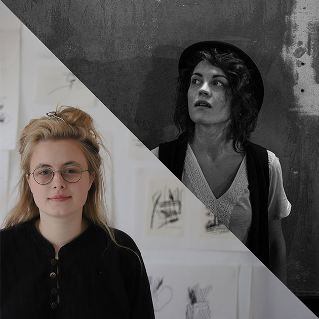 Zwei Frauen vor Kunstwerken und einer Betonwand