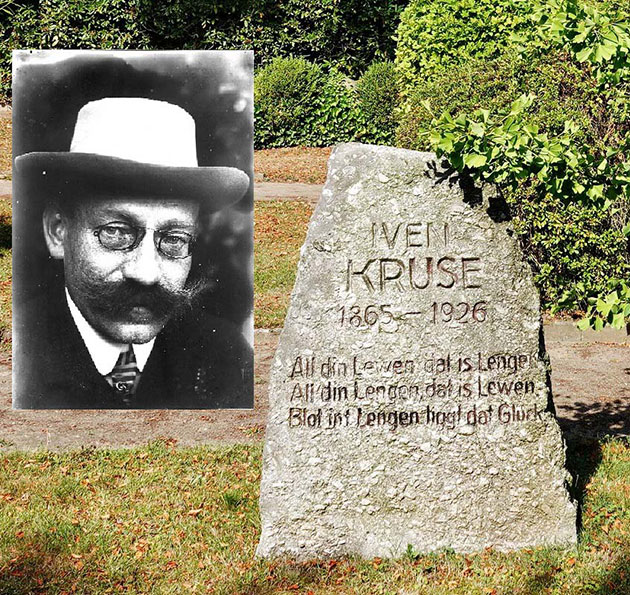 Porträtfoto neben Grabstein von Iven Kruse im Grünen.