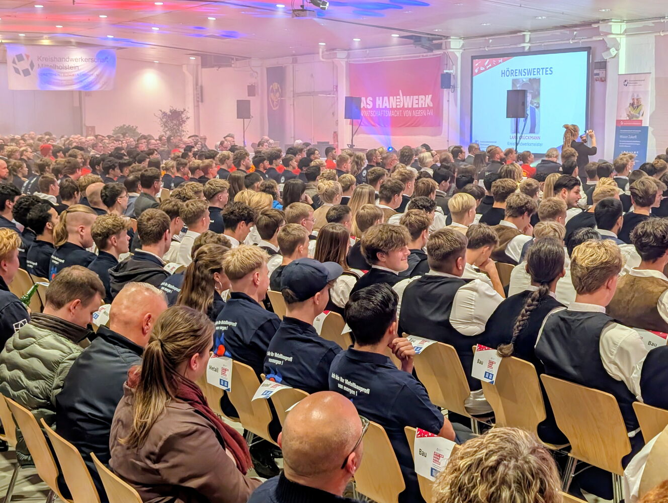 Große Menschenmenge bei einer Handwerksveranstaltung