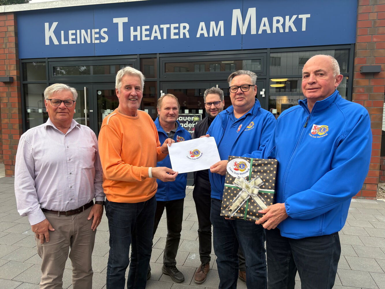 Gruppe von Männern vor Kleines Theater am Markt.