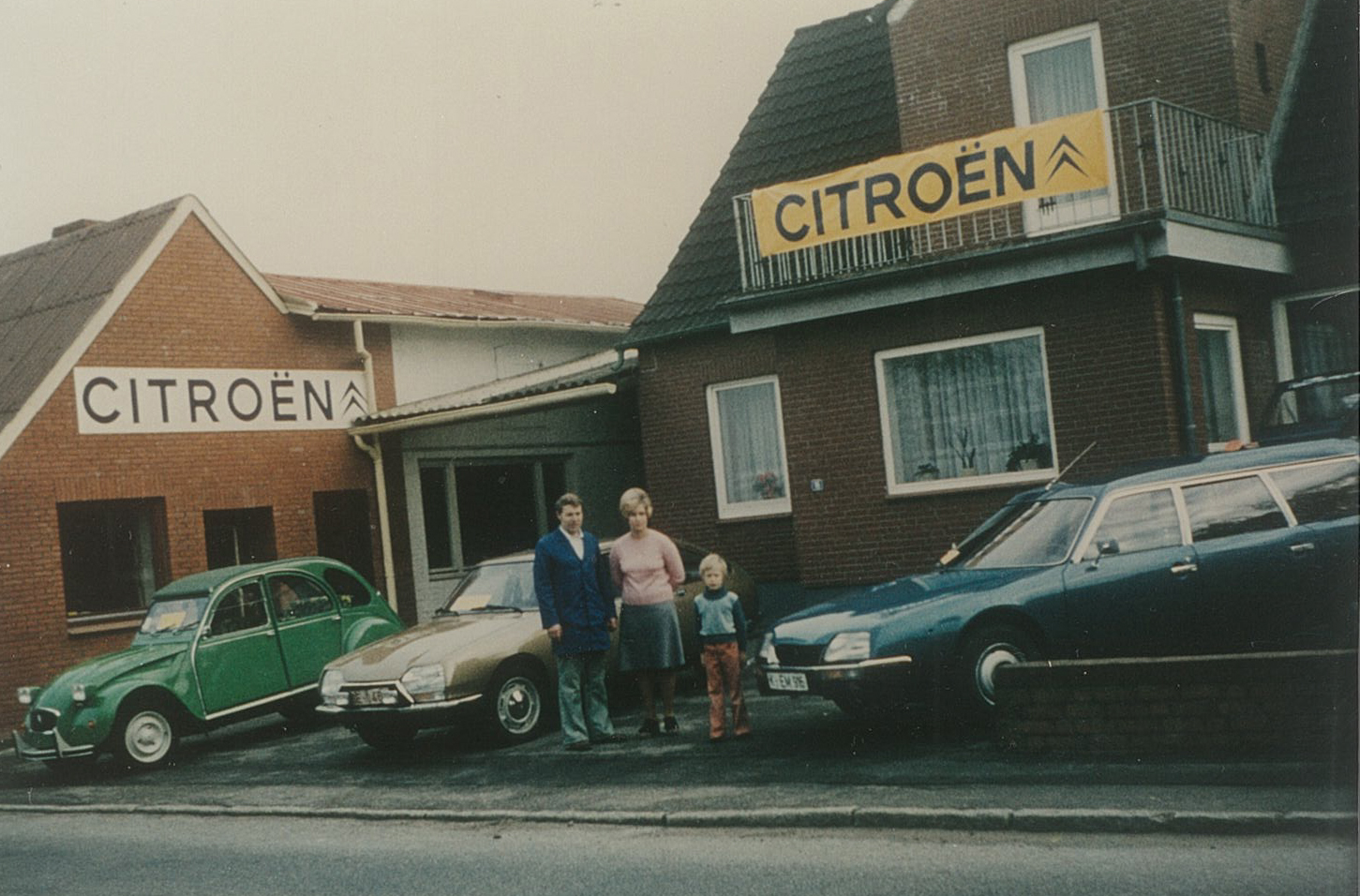 Familie vor einem Citroën-Händler in den 70er Jahren.
