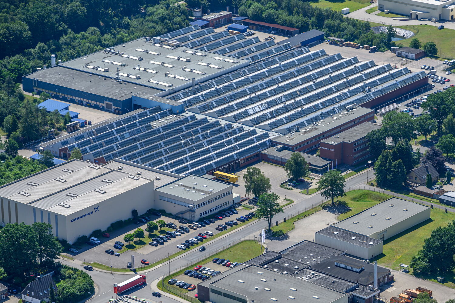 Luftaufnahme einer großen Industriefabrik mit mehreren Gebäuden.