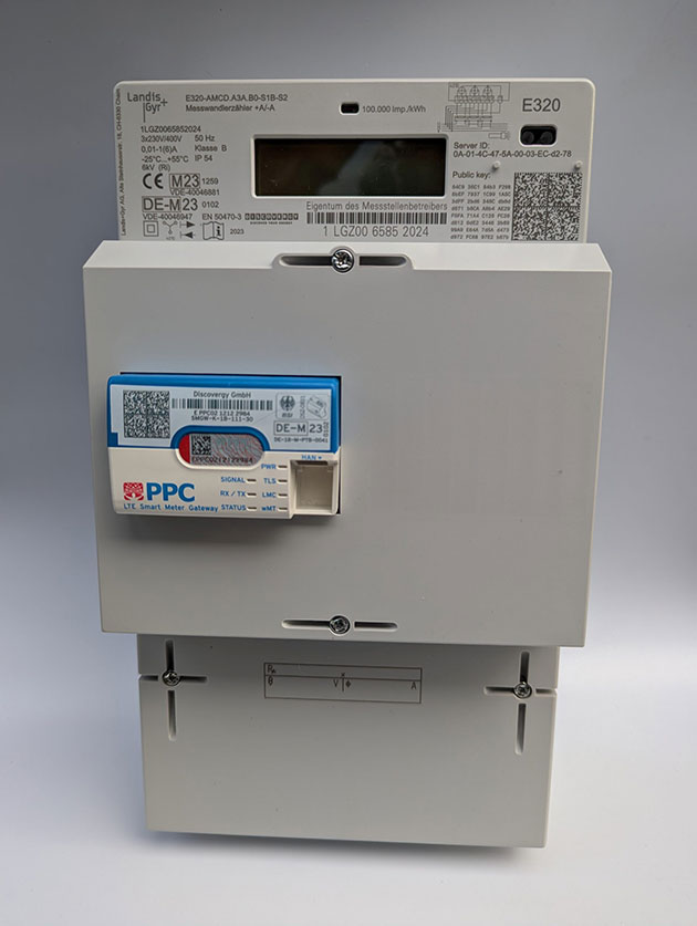 Digitaler Stromzähler von Landis+Gyr mit Gateway-Modul.