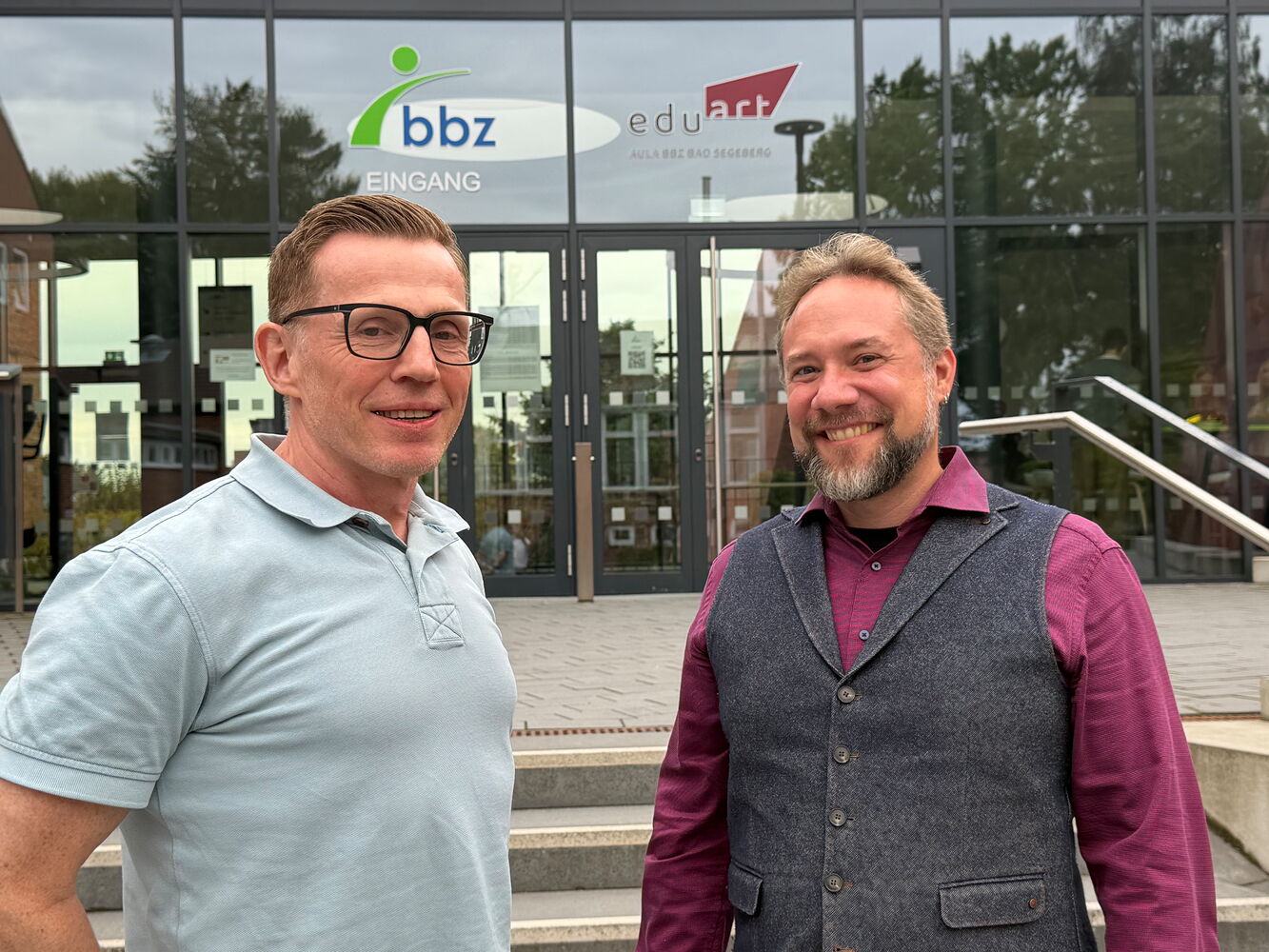 Zwei Männer vor dem Eingang des BBZ Gebäude.